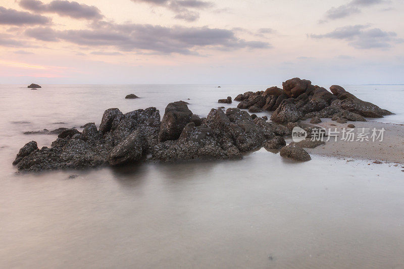 热带天堂海滩晚上在Koh Mak岛，泰国Trat